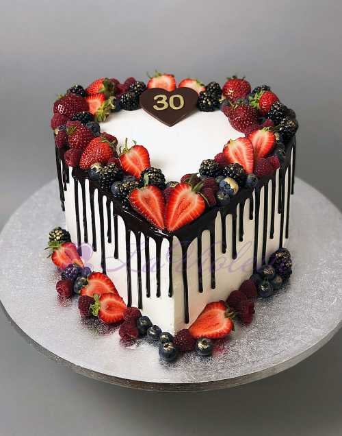 Торт сердце с ягодами №931