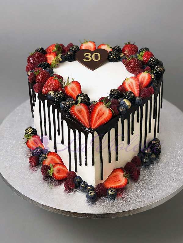 Торт сердце с ягодами №931